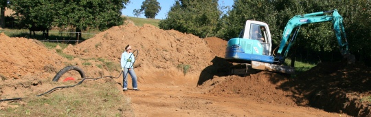 Implantation des écolodges : terrassement et coulage des plots.