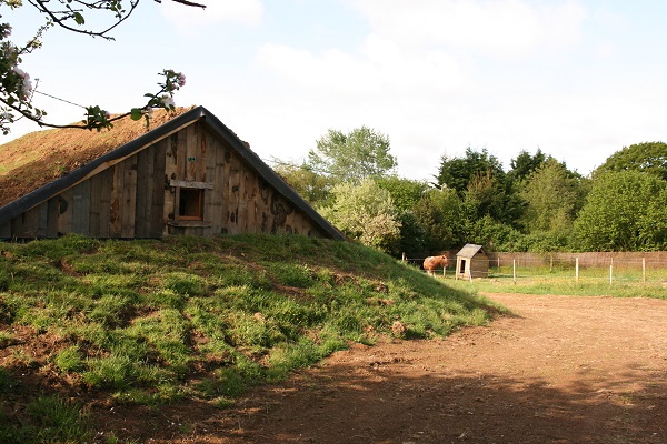 les cabanes sous terre se fondent dans le paysage…