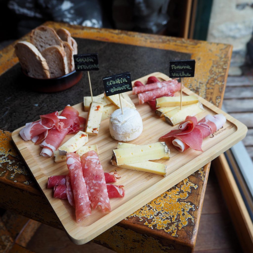 plateau apéritif fromage et charcuterie